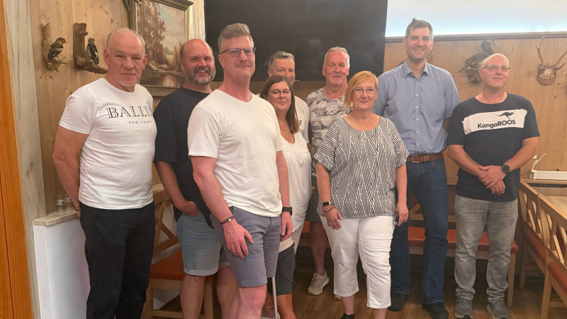 Gruppenbild der neu gewählten Vorstandschaft inklusive Revisoren